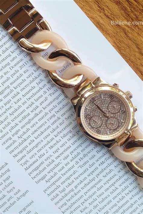 runway twist rose dial rose gold.